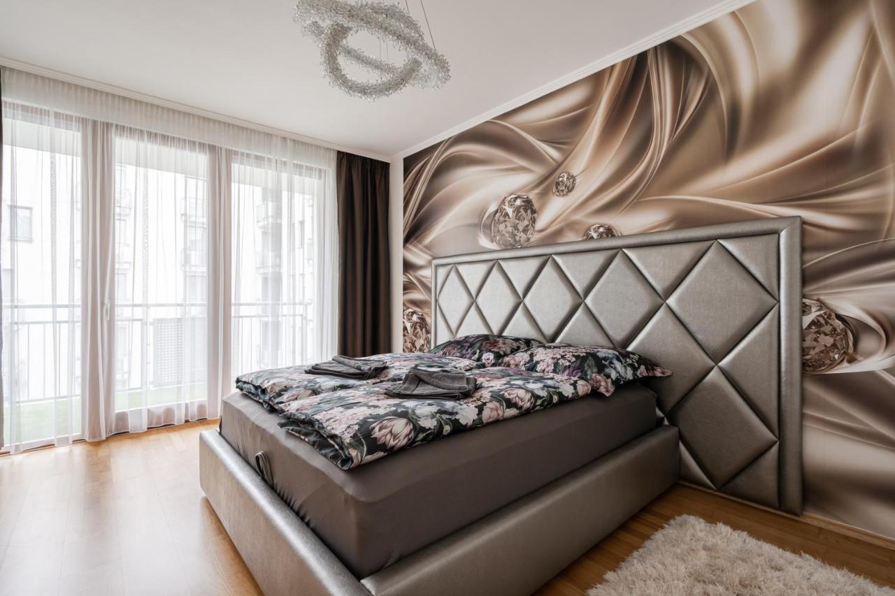 Penthouse Three Bedrooms, Three Balconies Apartment With Free Parking In Kiraly Street Budapeste Exterior foto