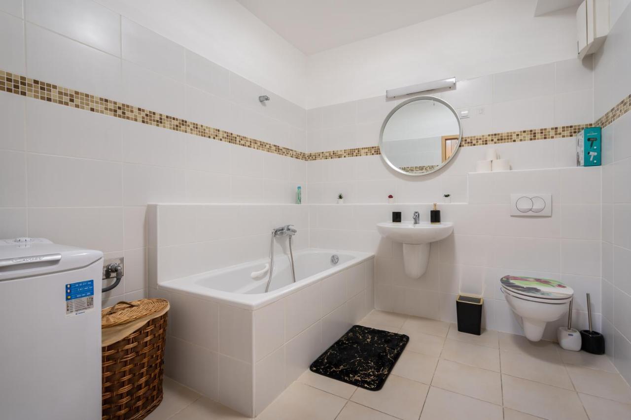 Penthouse Three Bedrooms, Three Balconies Apartment With Free Parking In Kiraly Street Budapeste Exterior foto