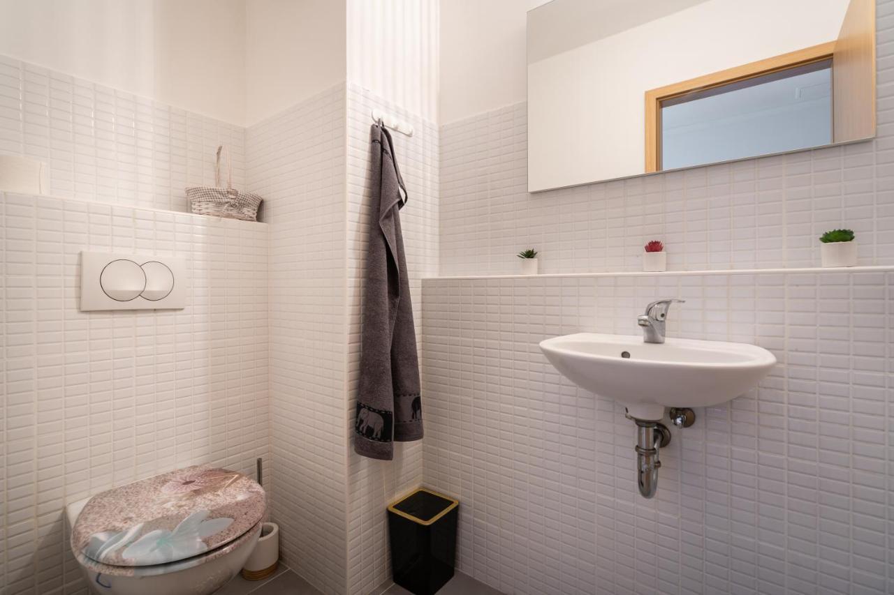 Penthouse Three Bedrooms, Three Balconies Apartment With Free Parking In Kiraly Street Budapeste Exterior foto