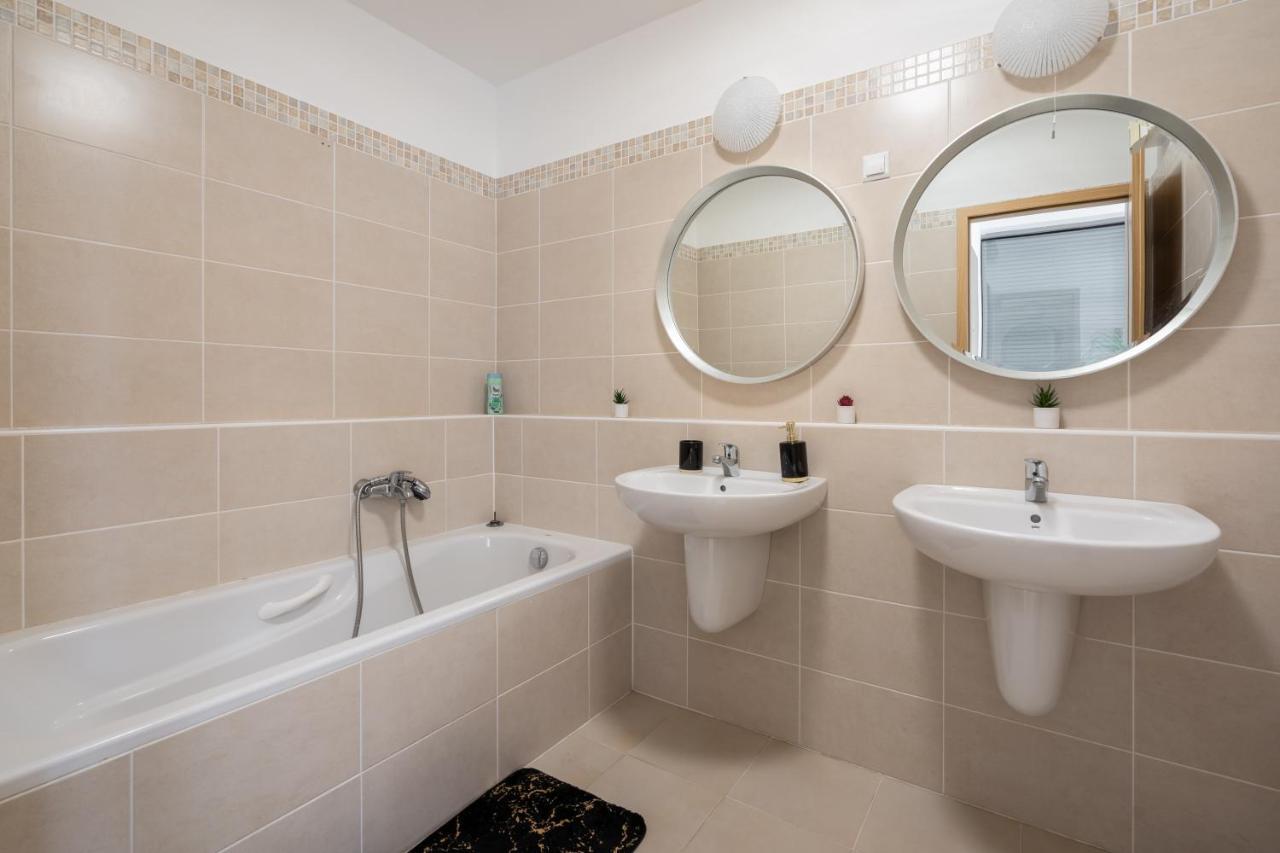 Penthouse Three Bedrooms, Three Balconies Apartment With Free Parking In Kiraly Street Budapeste Exterior foto
