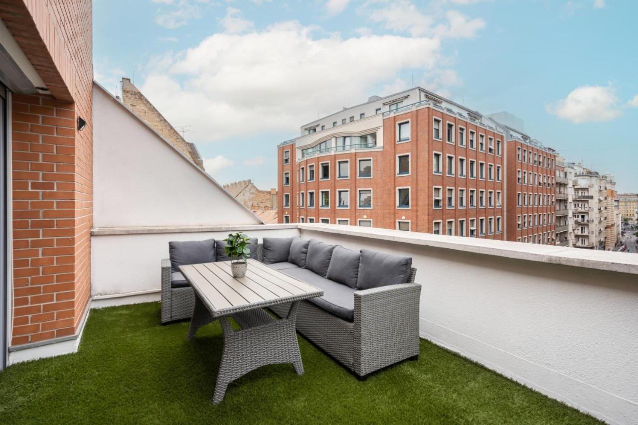 Penthouse Three Bedrooms, Three Balconies Apartment With Free Parking In Kiraly Street Budapeste Exterior foto